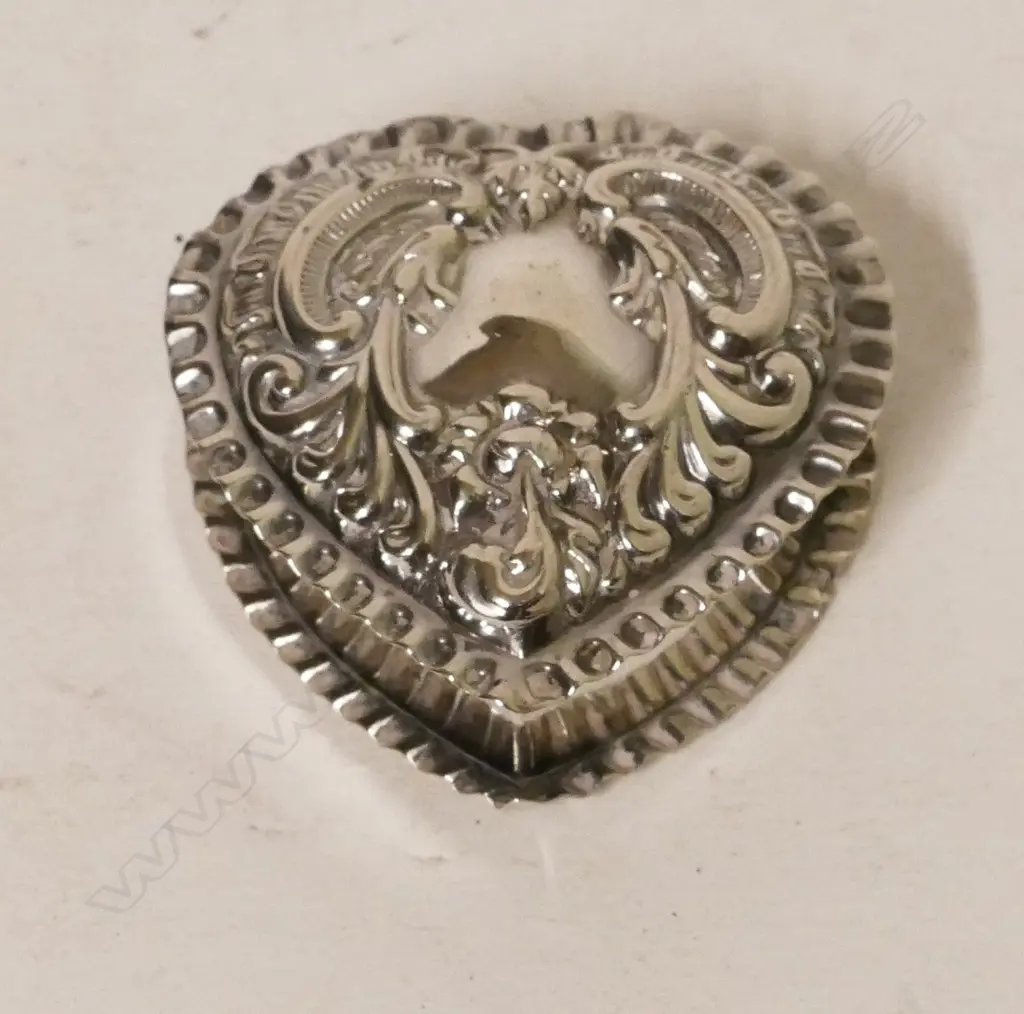 An Edwardian silver heart shaped pill box Image 1++