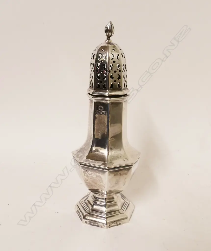 An Edwardian silver caster Image 1++