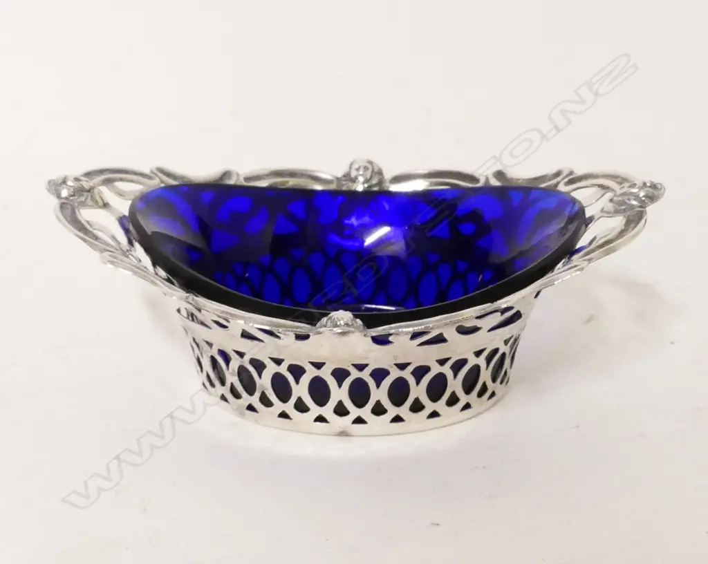 A cased set of four Edwardian silver salts Image 1++