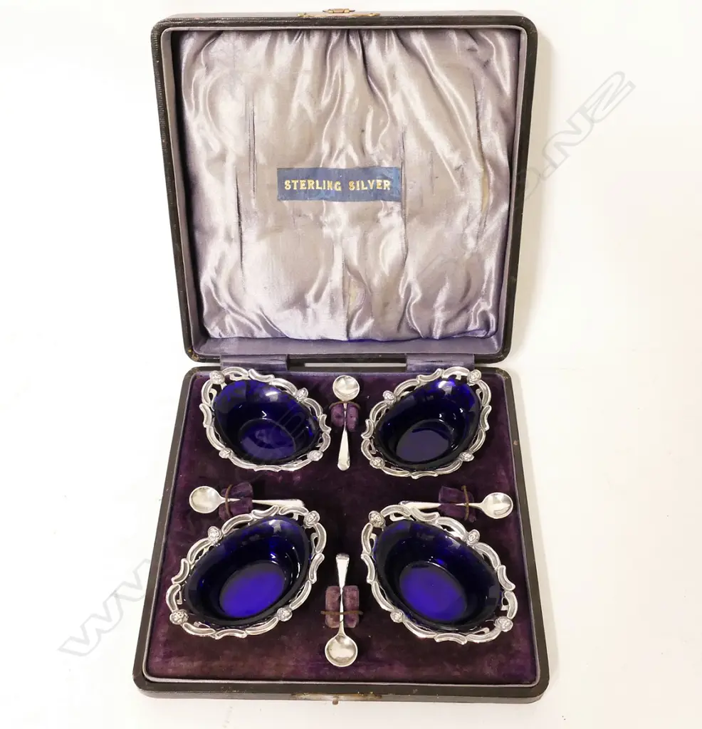 A cased set of four Edwardian silver salts Image 1++