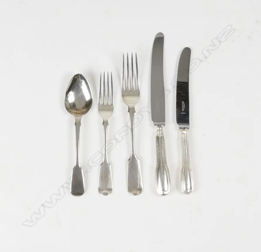 A silver harlequin cutlery canteen Image 1++