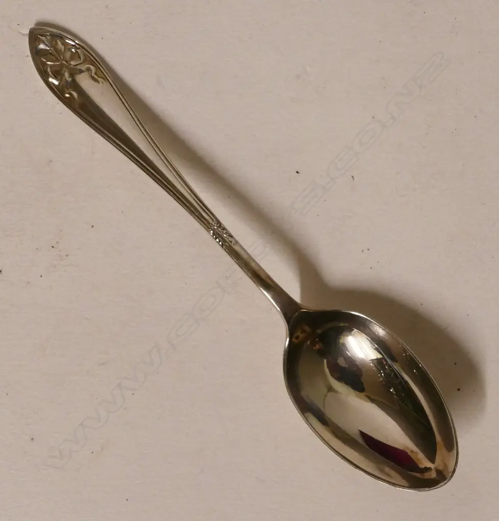 A cased set of 12 silver teaspoons Image 1++