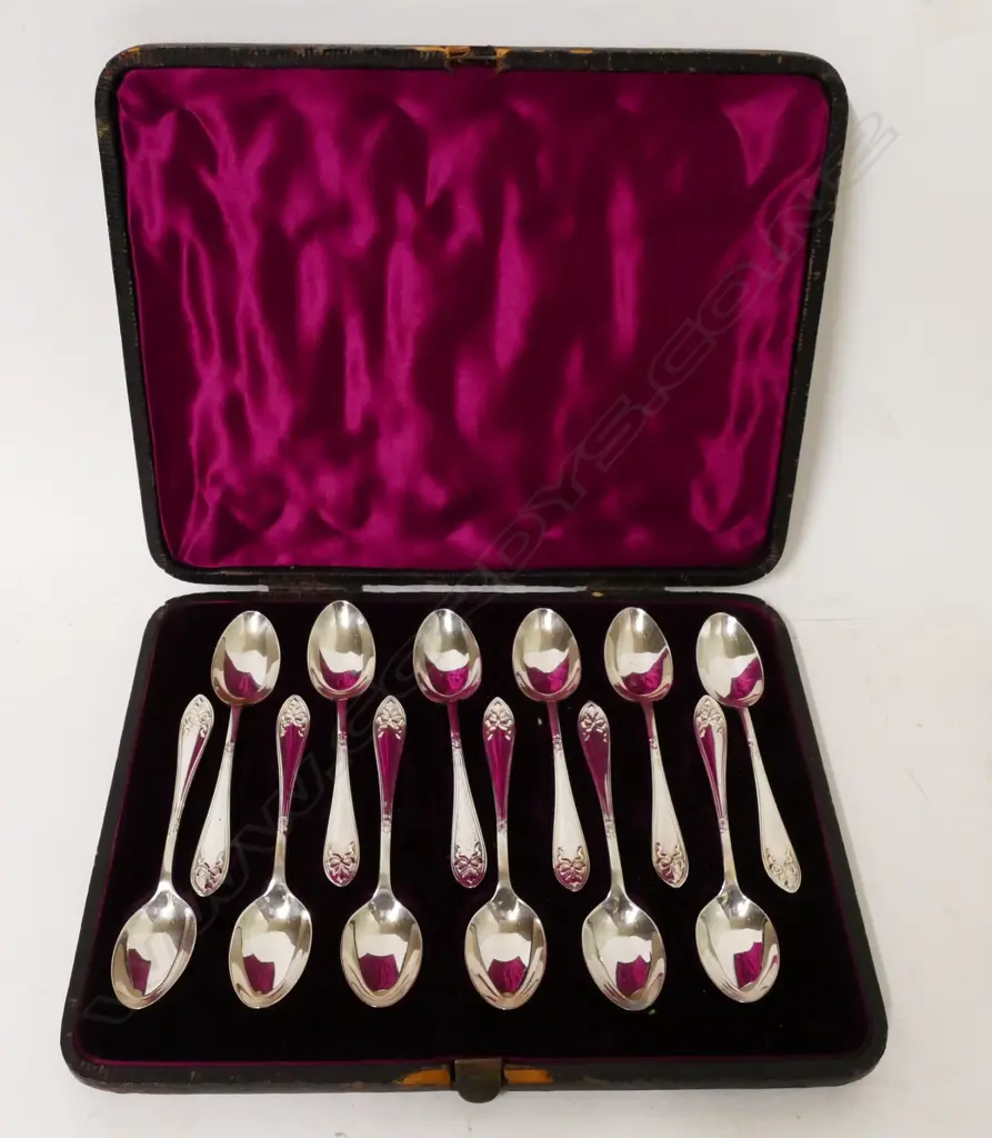 A cased set of 12 silver teaspoons Image 1++