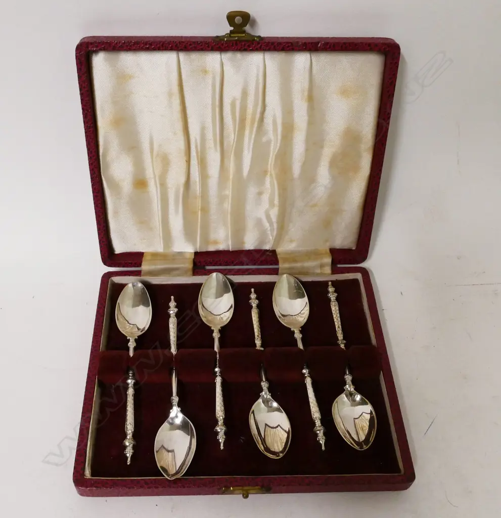 A cased set of six silver teaspoons Image 1++