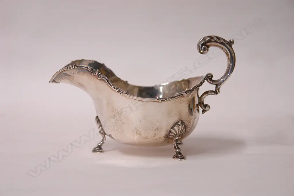 An early 20thC silver gravy boat Image 1++