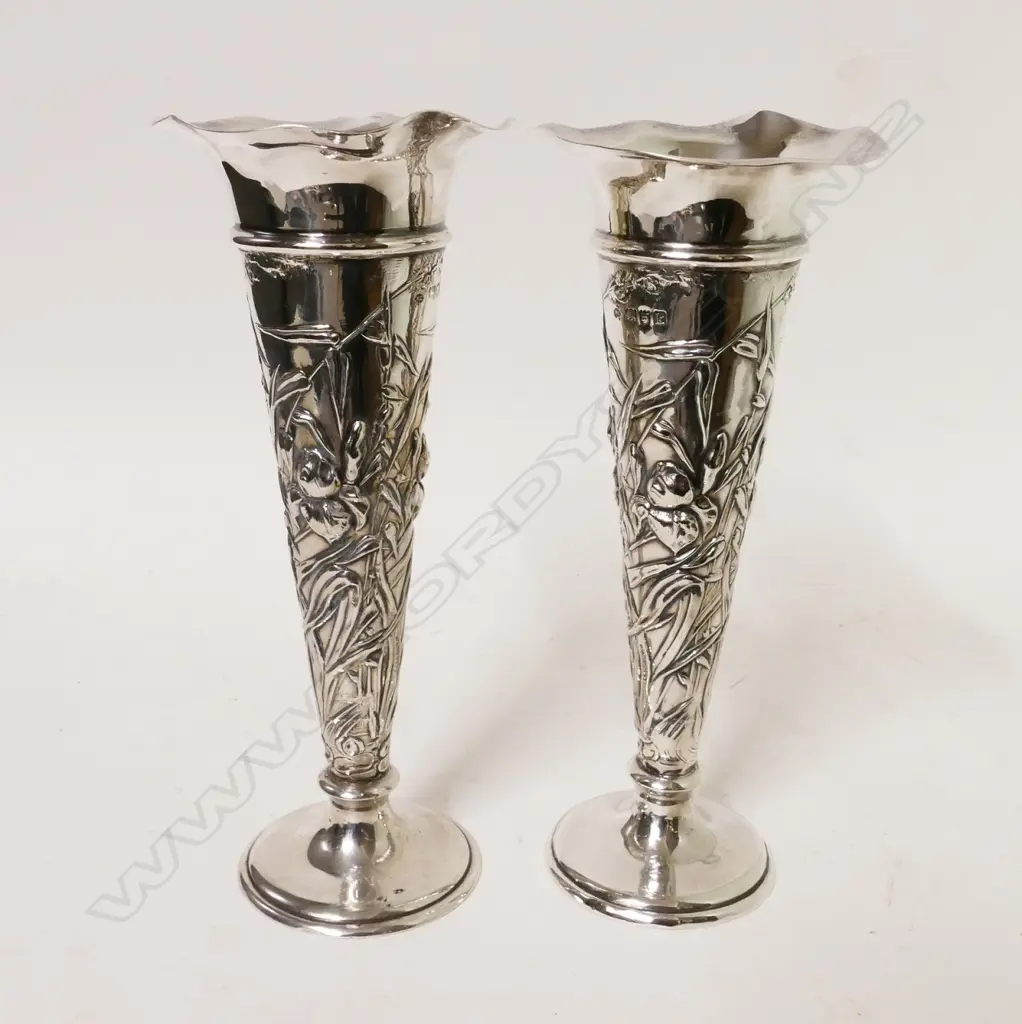 A pair of Edwardian silver vases Image 1++