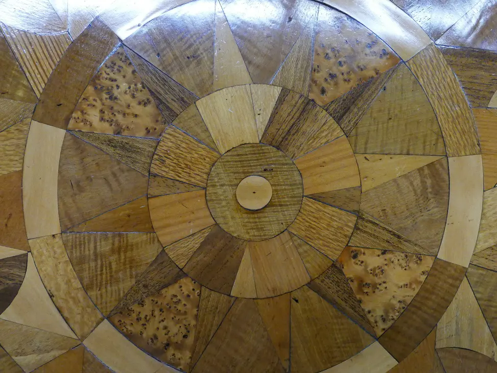 A quality N.Z. colonial specimen inlaid pedestal table Image 1++