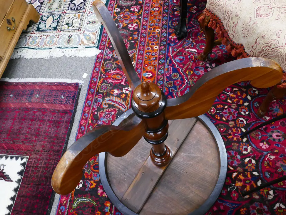 A quality N.Z. colonial specimen inlaid pedestal table Image 1++