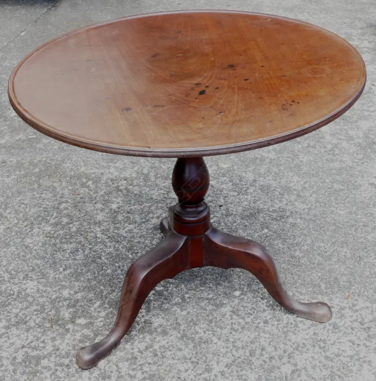 A Georgian mahogany tilt-top tripod wine table Image 1++