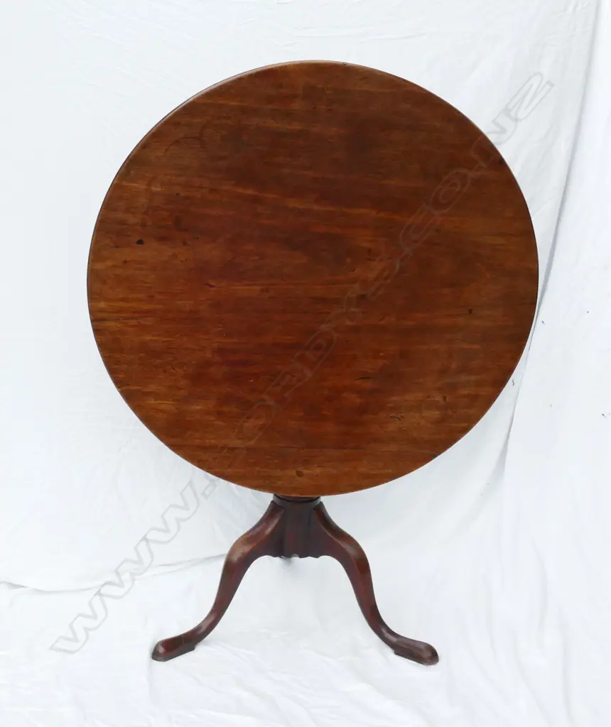 A Georgian tilt-top wine table Image 1++