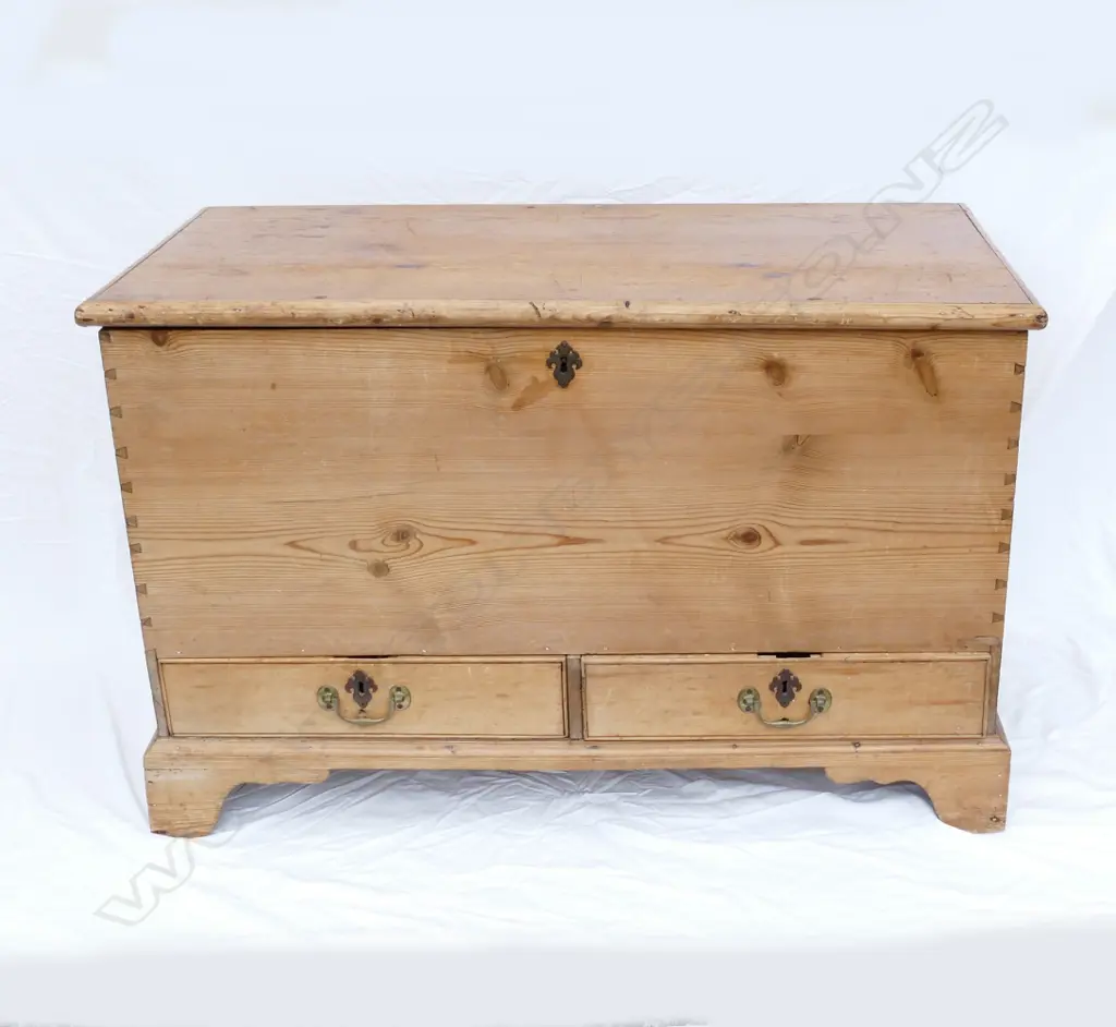A Victorian pine country mule chest Image 1++