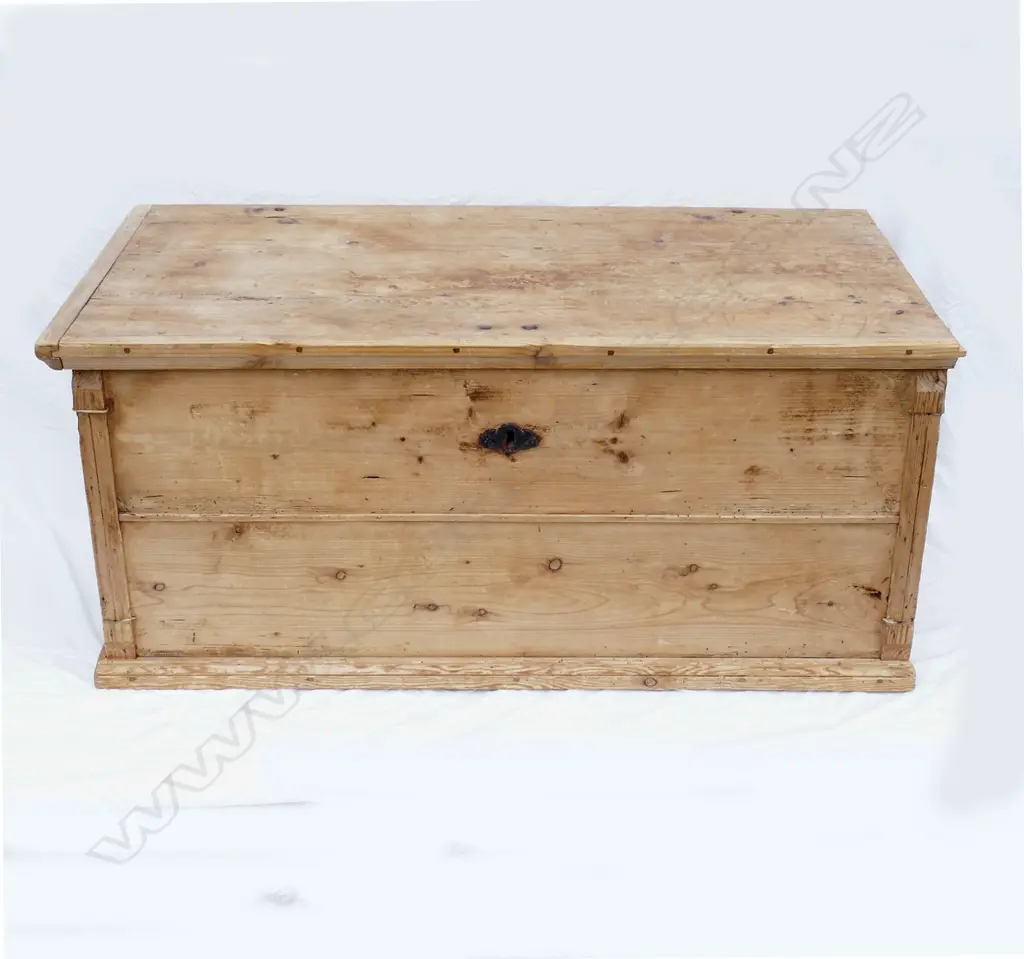 A Victorian pine storage box Image 1++