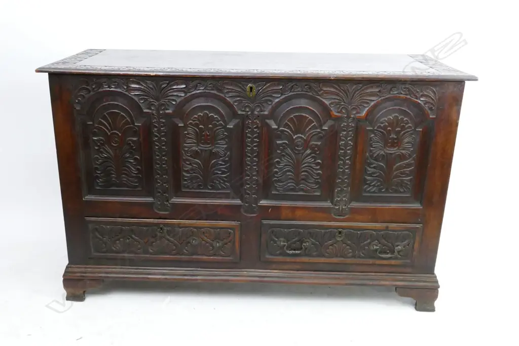 A Georgian oak mule chest Image 1++