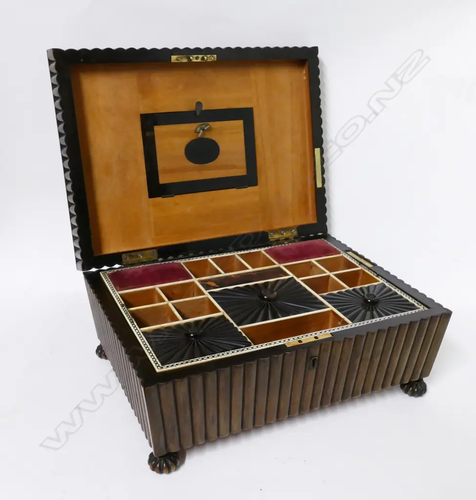 A 19thC Anglo-Indian Vizagapatam horn box Image 1++