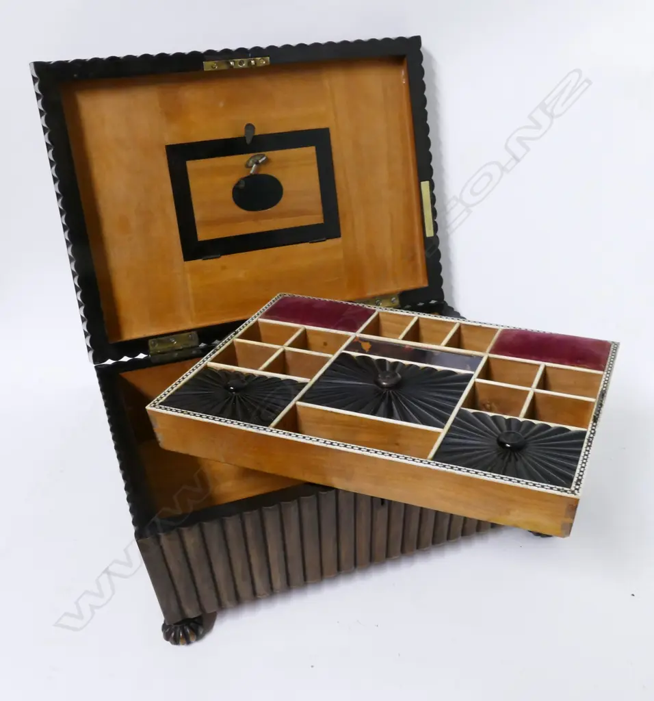 A 19thC Anglo-Indian Vizagapatam horn box Image 1++