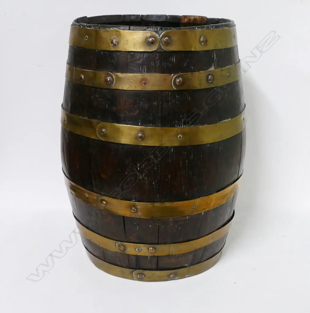 SMALL OAK & BRASS BARREL Image 1++