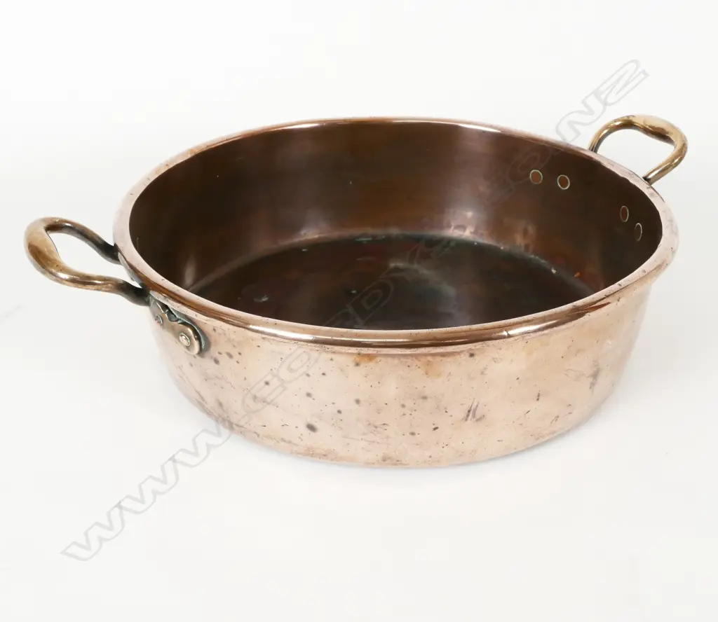 A large antique copper preserving pan Image 1++