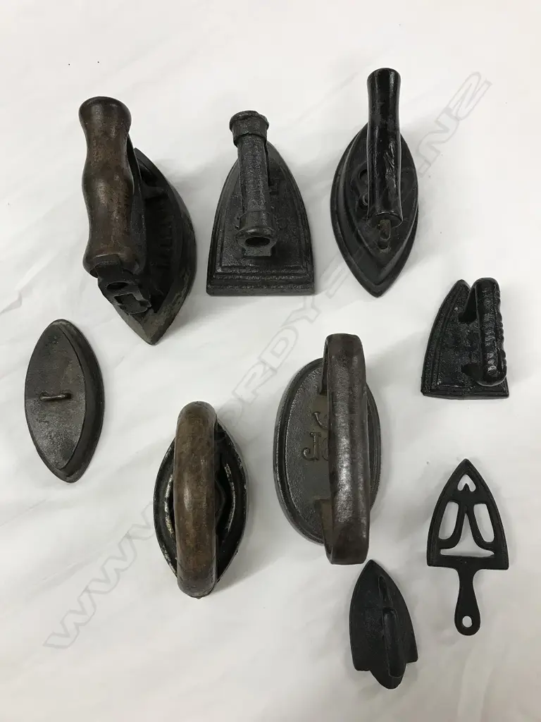 A collection of lace irons Image 1++