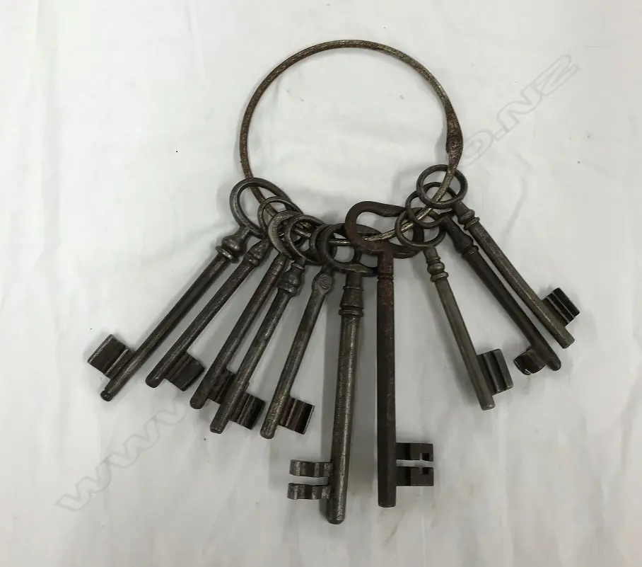 BUNDLE OF ANTIQUE KEYS Image 1++
