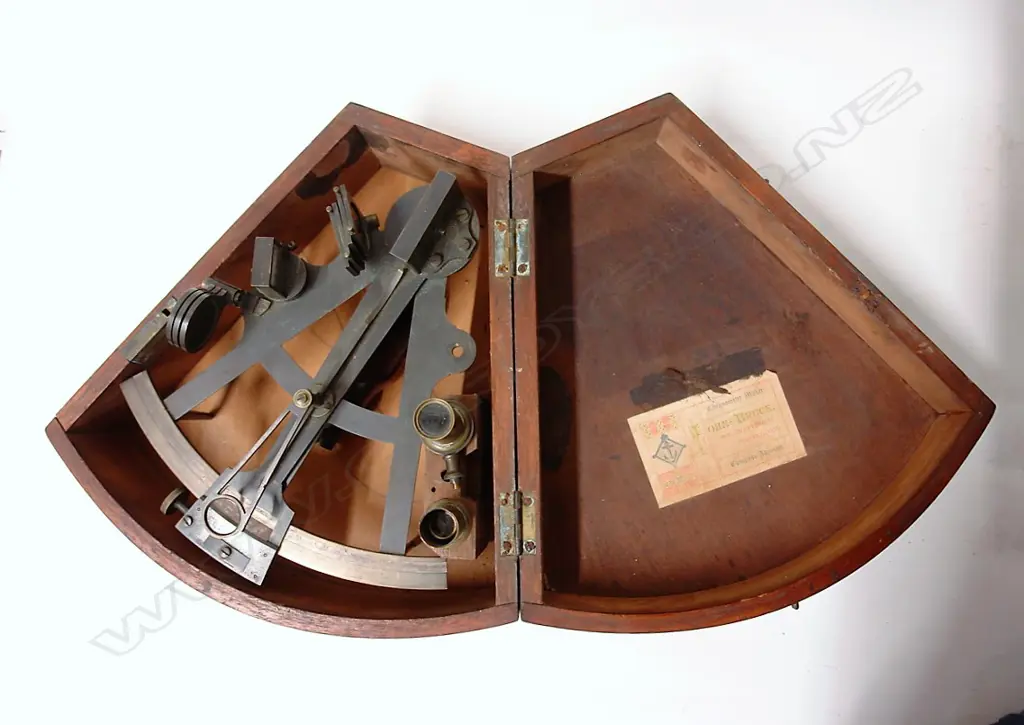A Victorian brass sextant Image 1++