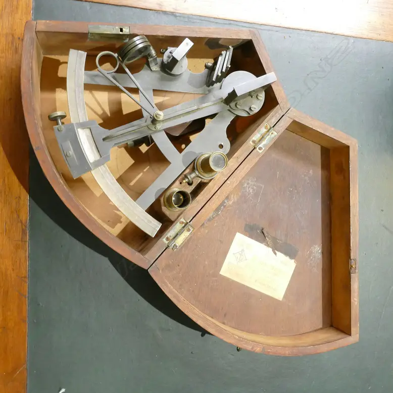 A Victorian brass sextant Image 1++