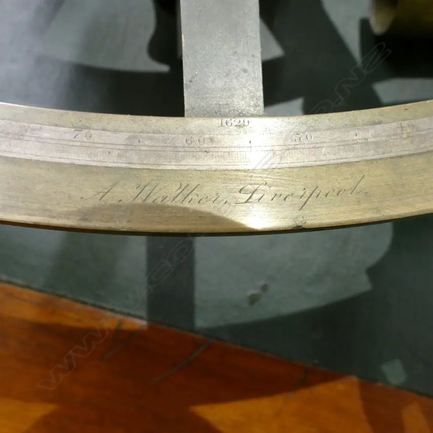 A Victorian brass sextant Image 1++