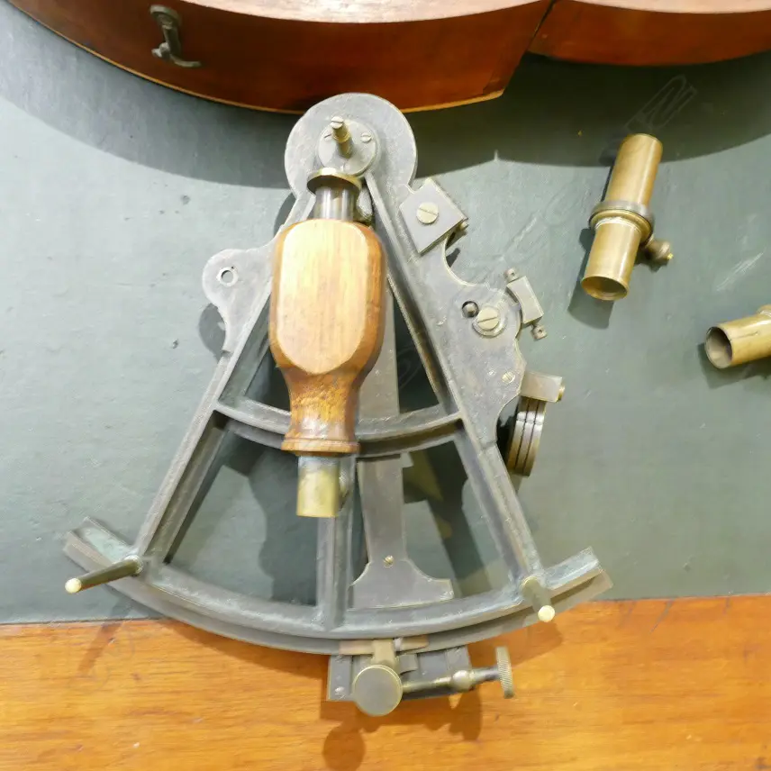 A Victorian brass sextant Image 1++