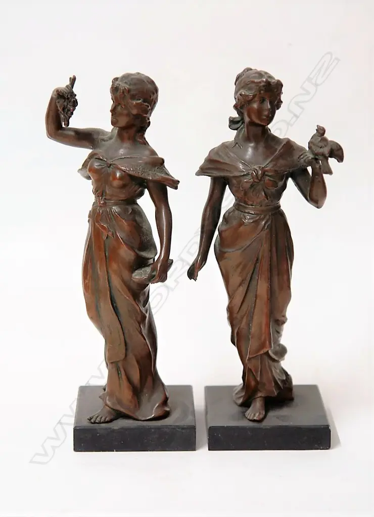 A pair of Art Nouveau bronzed spelter figurines Image 1++