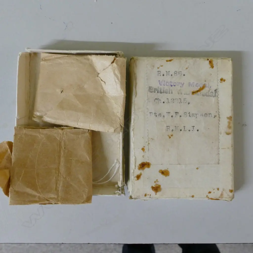 Two WWI war medals awarded to Private W.F. Simpson Image 1++