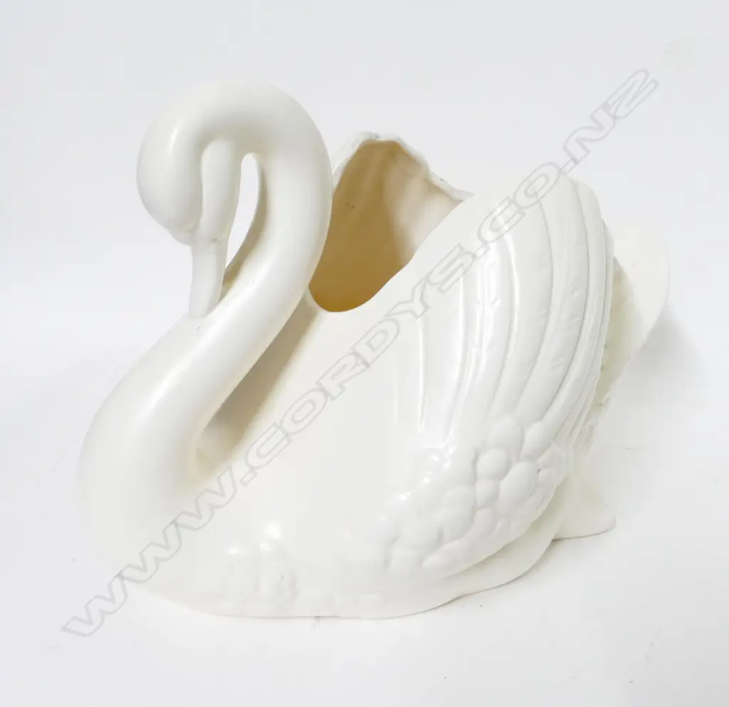 A large white Crown Lynn swan Image 1++