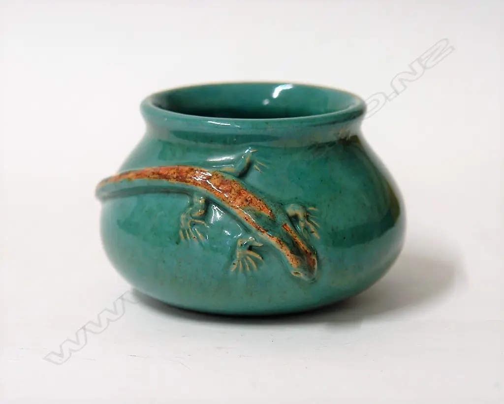 Olive Jones small vase with sculpted lizard Image 1++