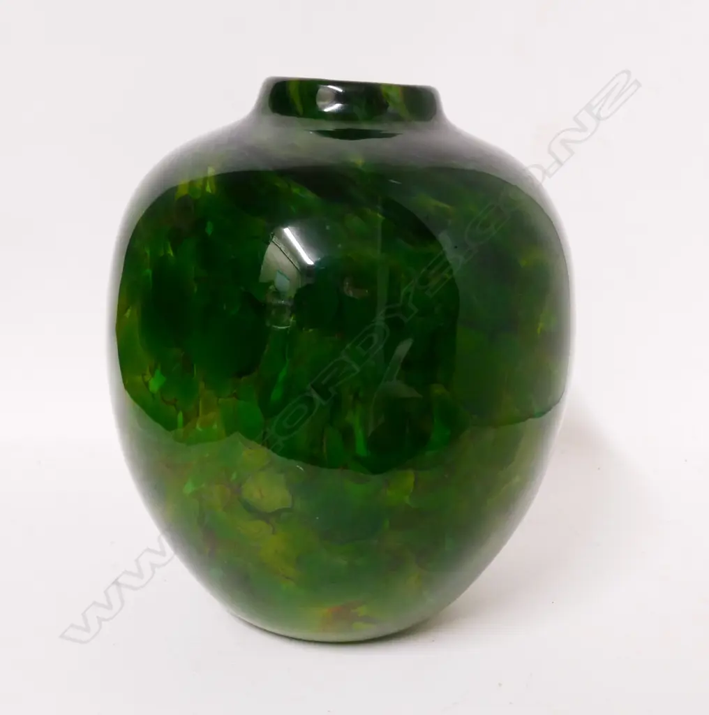 A New Zealand Garry Nash green chip vase Image 1++