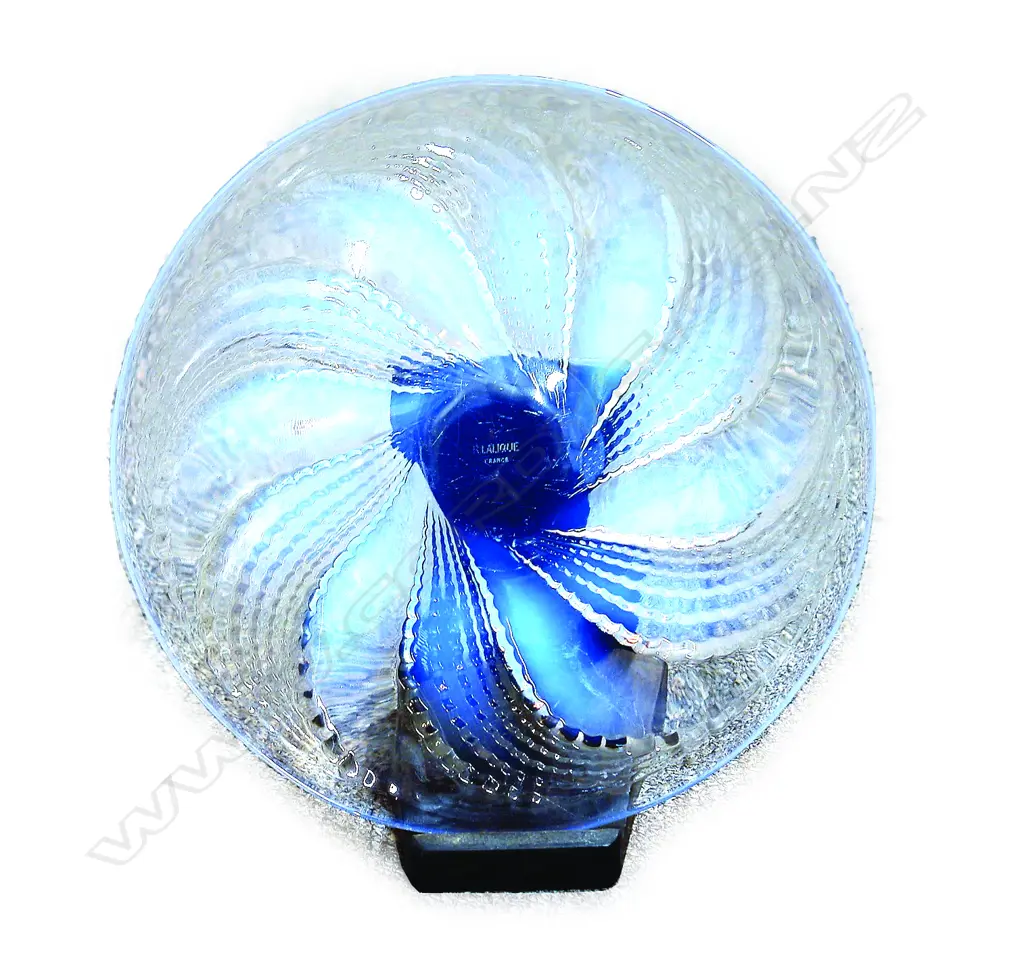 A René Lalique 'Fleurons' opalescent glass plate Image 1++