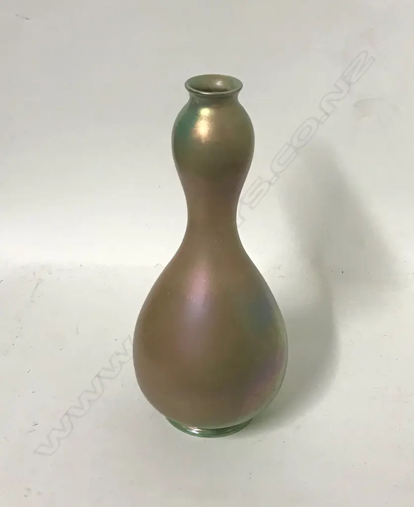 A Moorcroft green lustre vase Image 1++