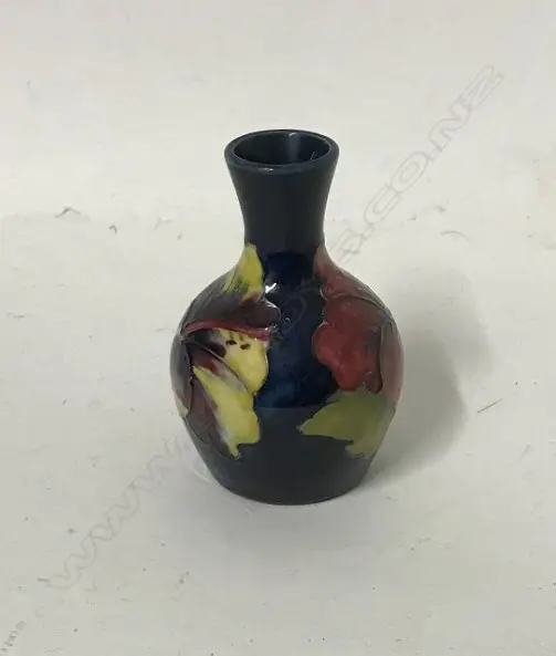 A small Moorcroft 'Hibiscus' vase Image 1++