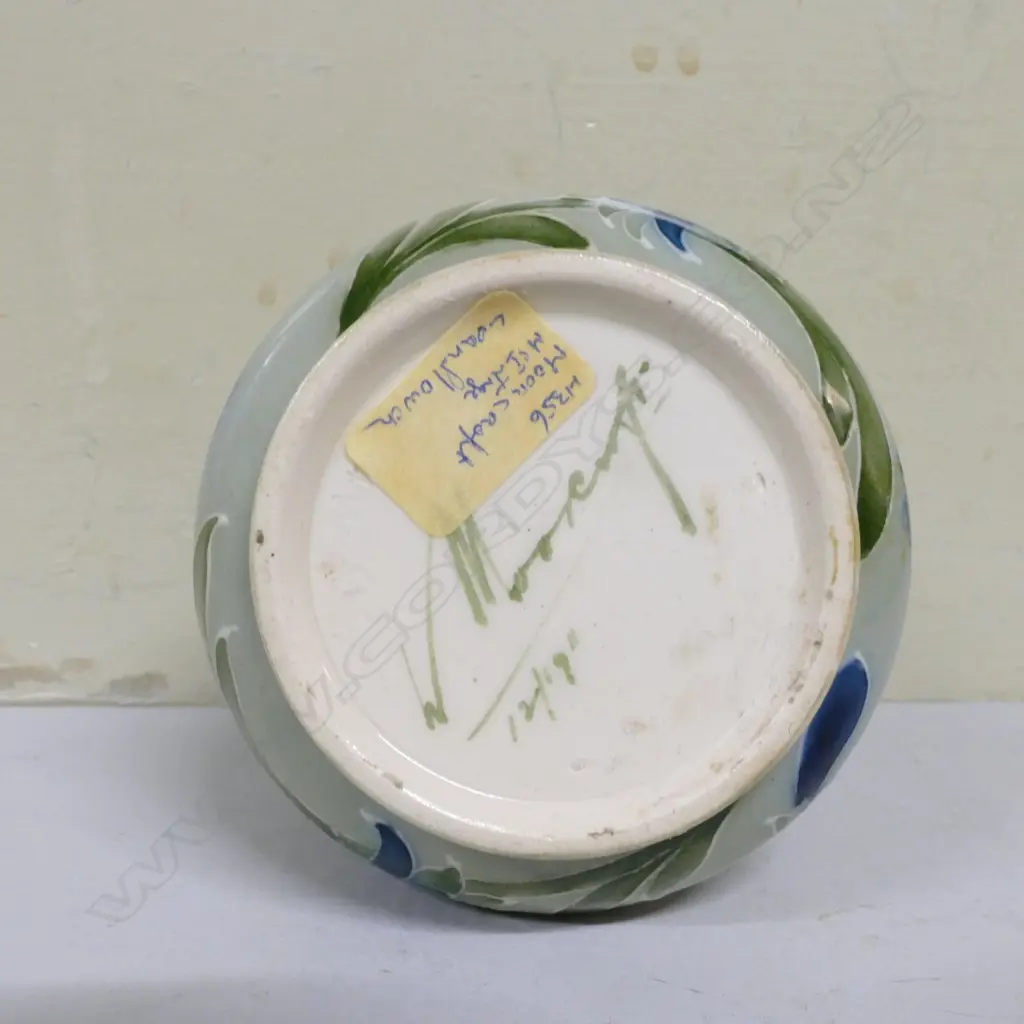 A rare Moorcroft McIntyre 'Cornflower' potpourri jar Image 1++