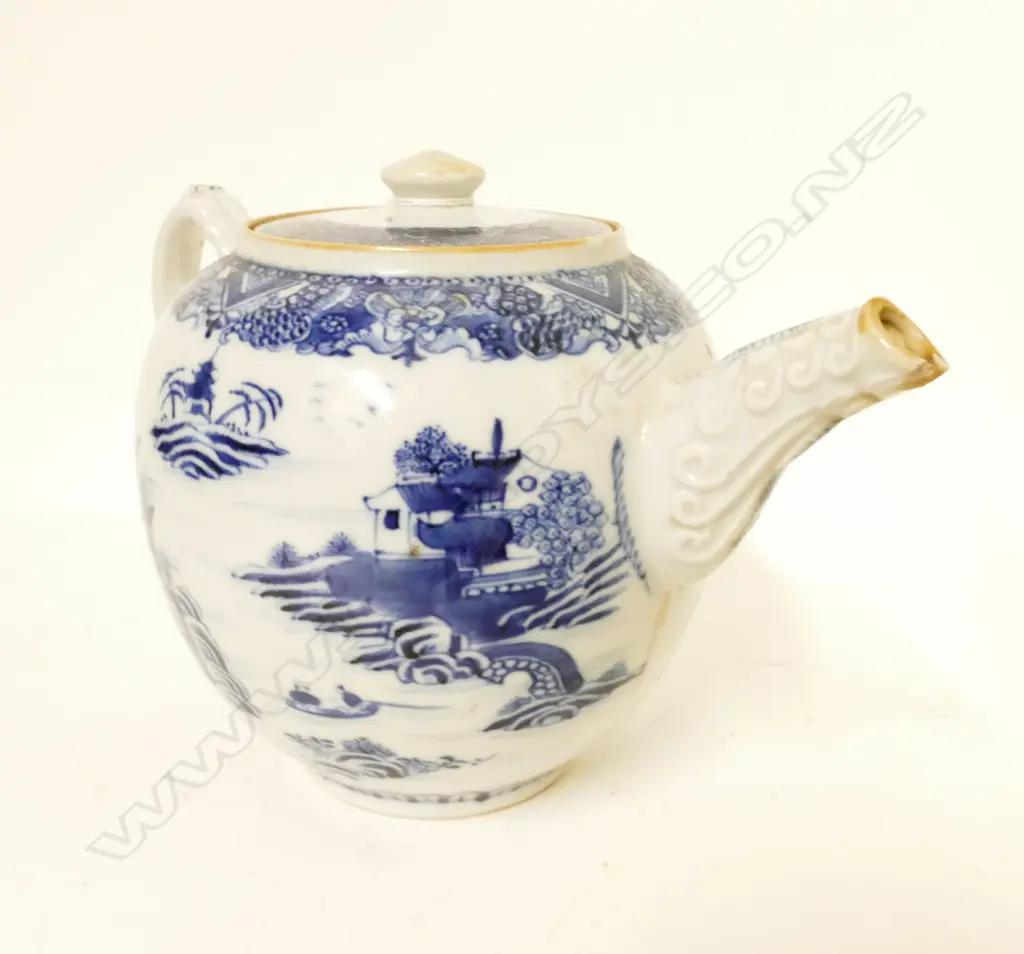 An 18thC Chinese export ware blue and white teapot Image 1++