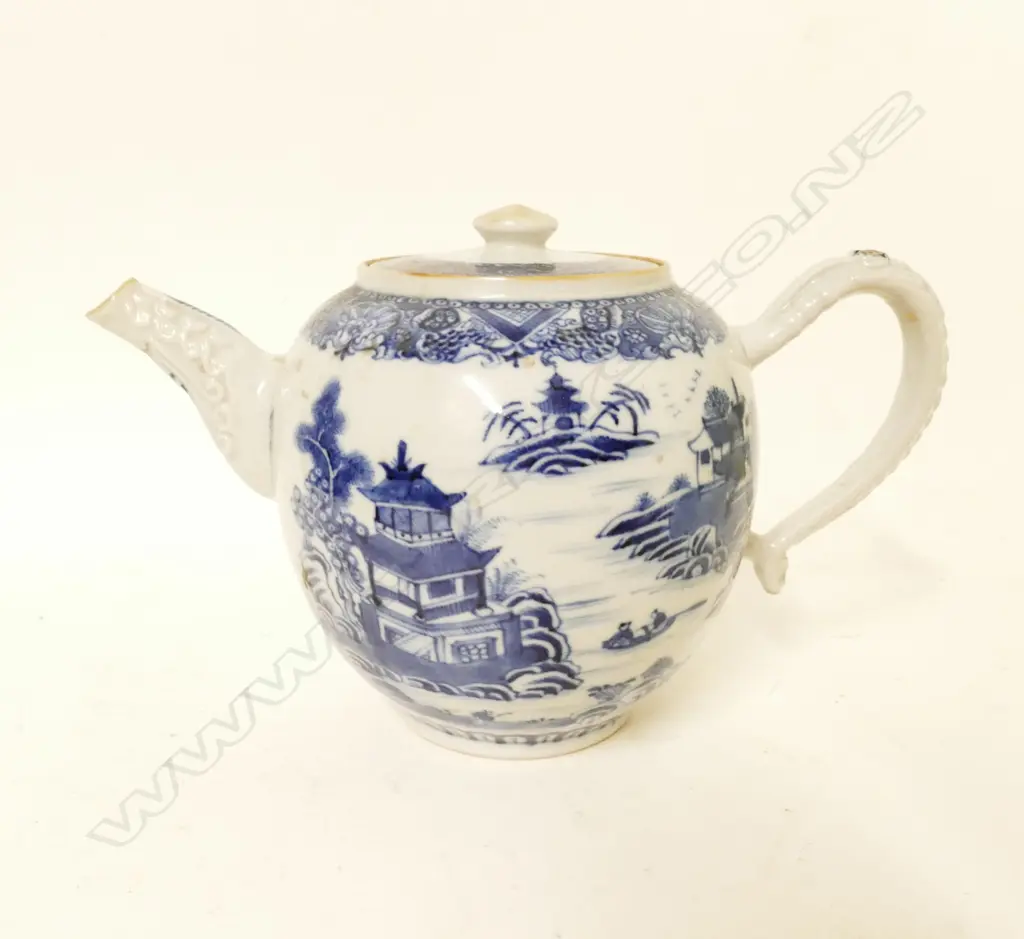 An 18thC Chinese export ware blue and white teapot Image 1++