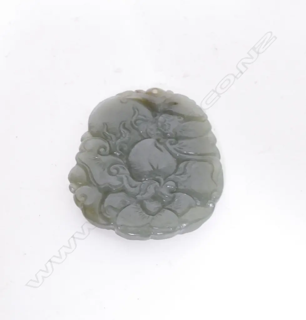 A carved Chinese jade pendant Image 1++