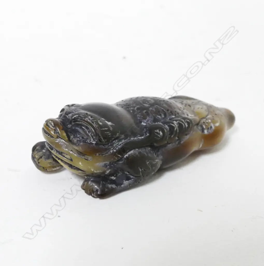 A carved Chinese jade handling piece Image 1++