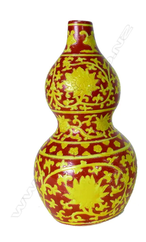 An old impressive Chinese double gourd form vase Image 1++