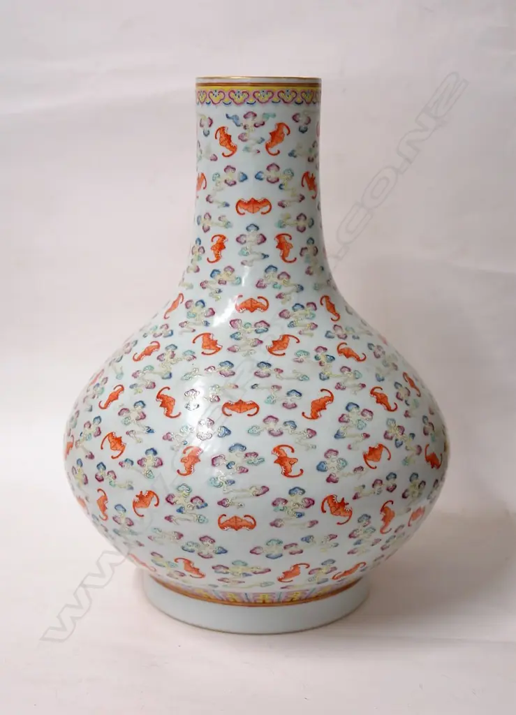 A large Chinese porcelain ovoid vase Image 1++