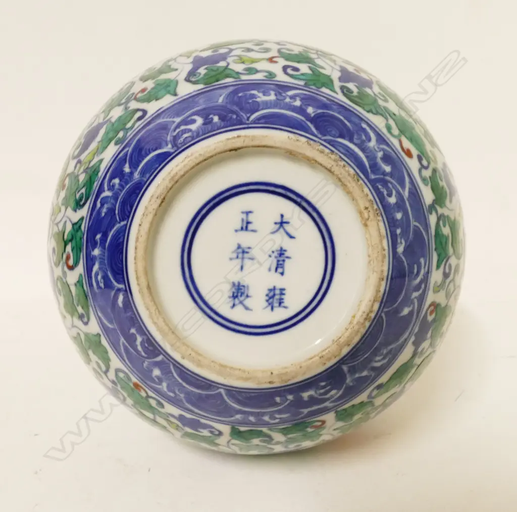 A Chinese porcelain vase Image 1++