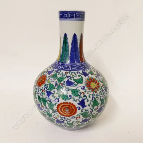 A Chinese porcelain vase