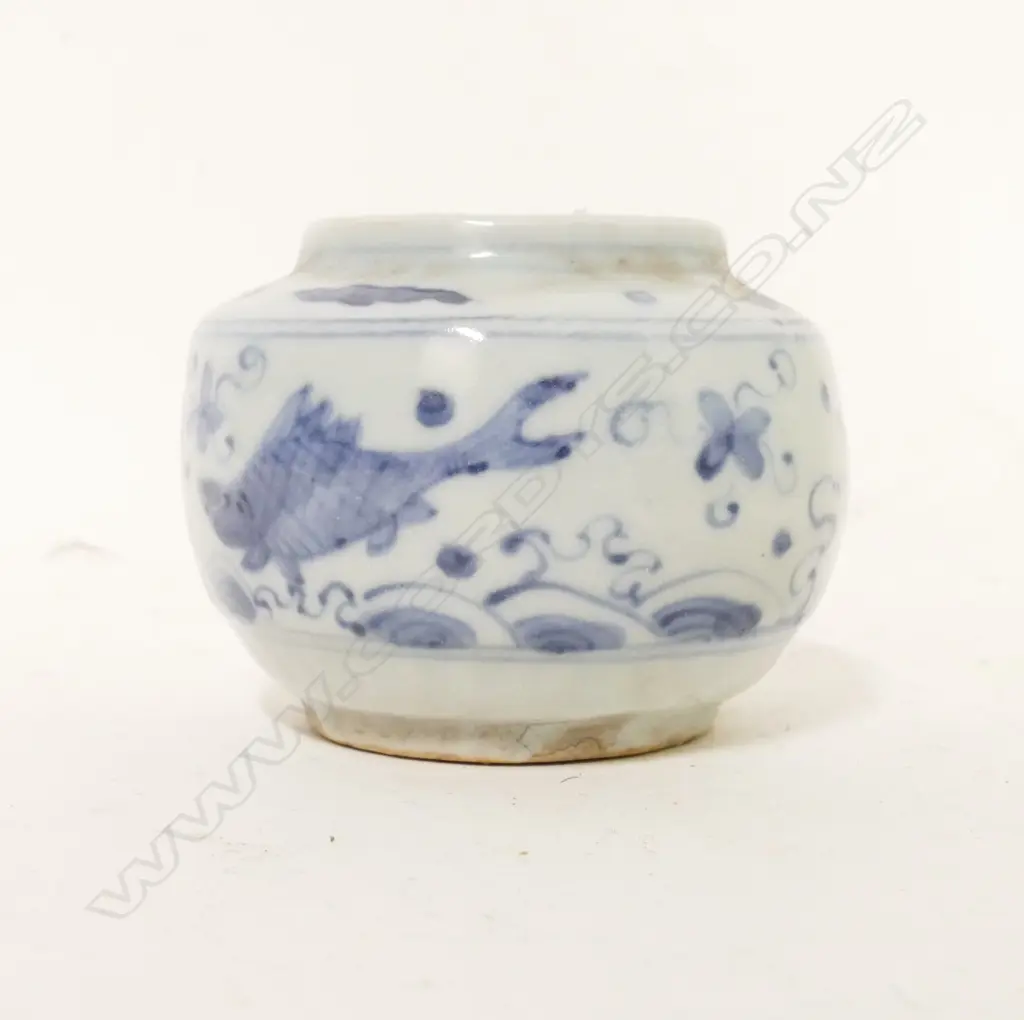A small Chinese porcelain pot Image 1++