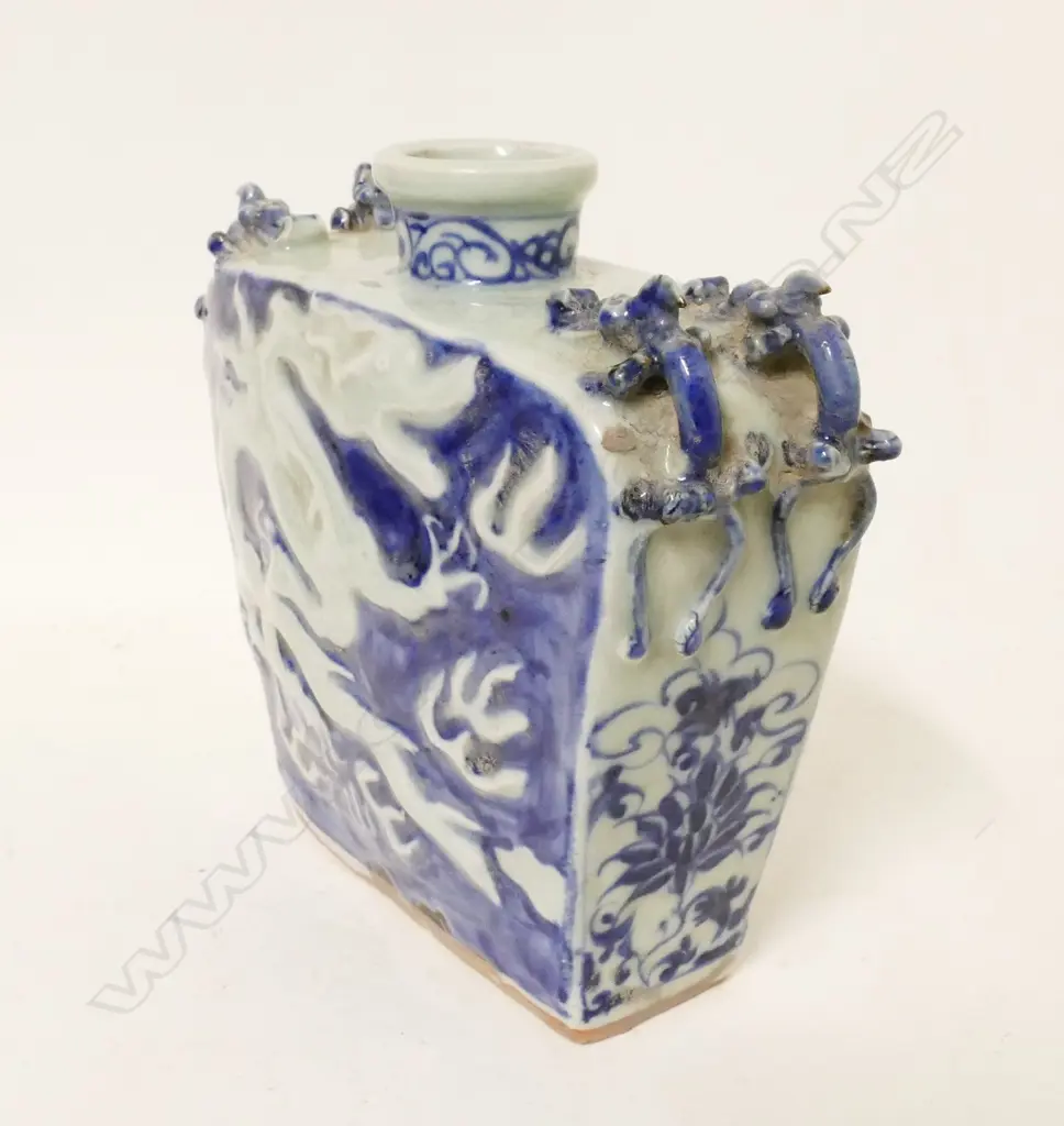 A Chinese porcelain vase Image 1++