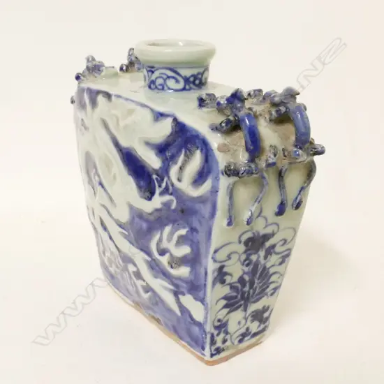 A Chinese porcelain vase
