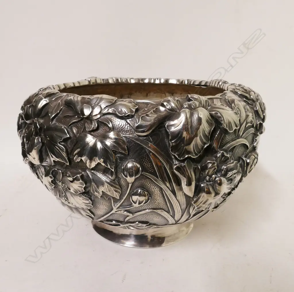 A large Japanese silver bowl Image 1++