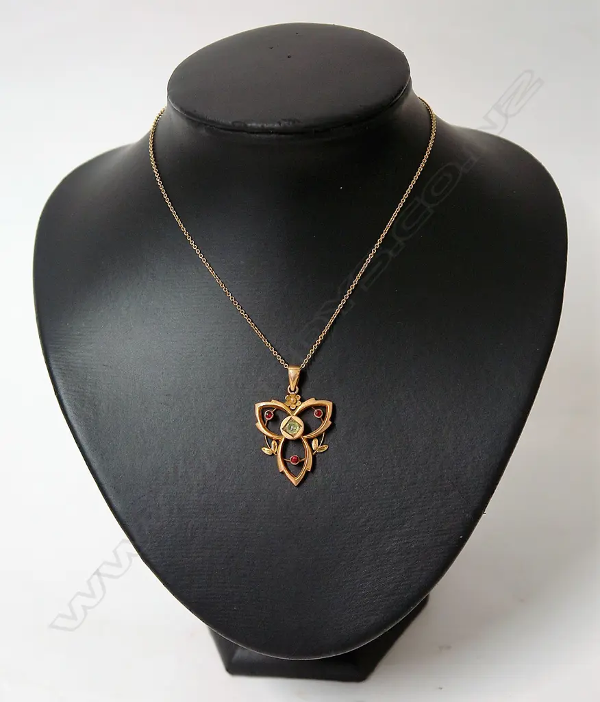 An Edwardian 9ct. yellow gold peridot and garnet pendant Image 1++