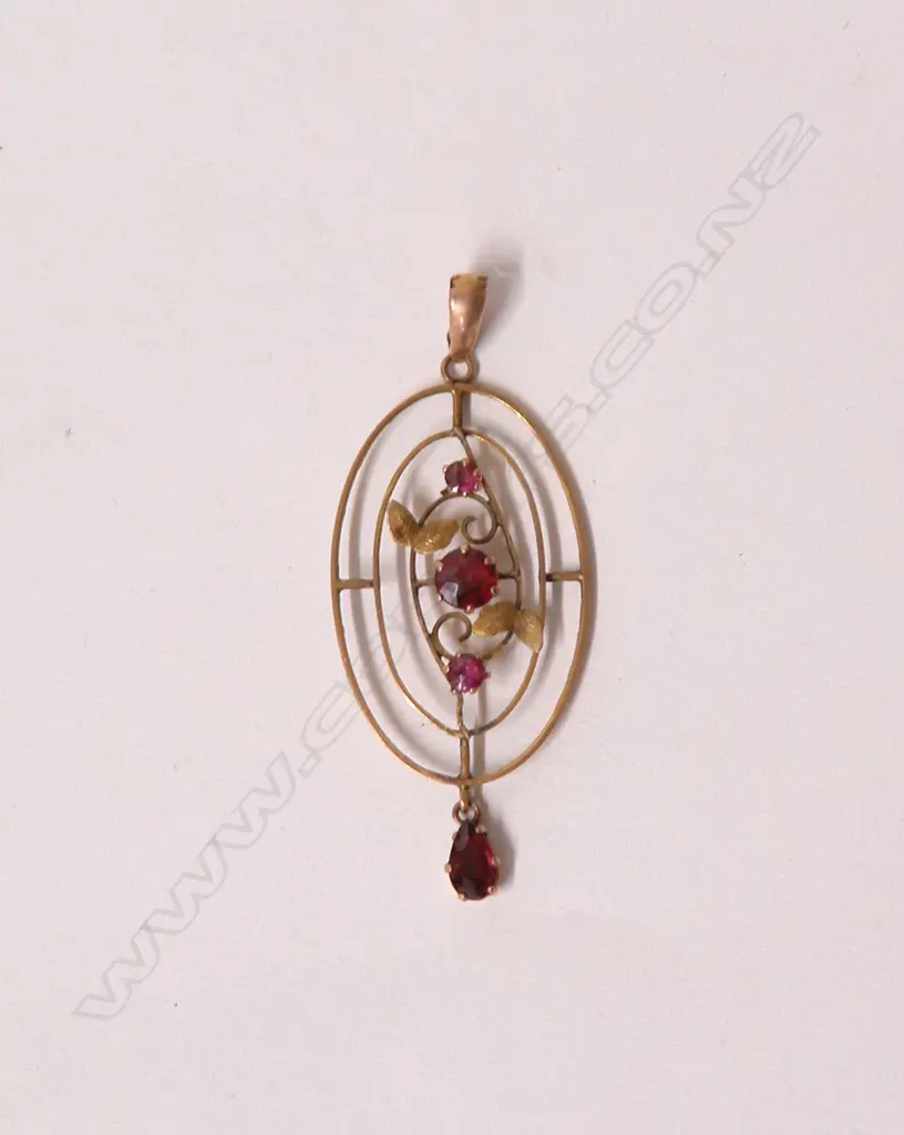An Edwardian 9ct. yellow gold and almandine garnet pendant Image 1++